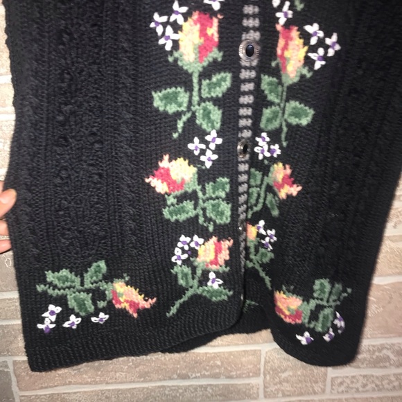 Portraits By Northen Isles Sweater Size medium - Picture 6 of 8